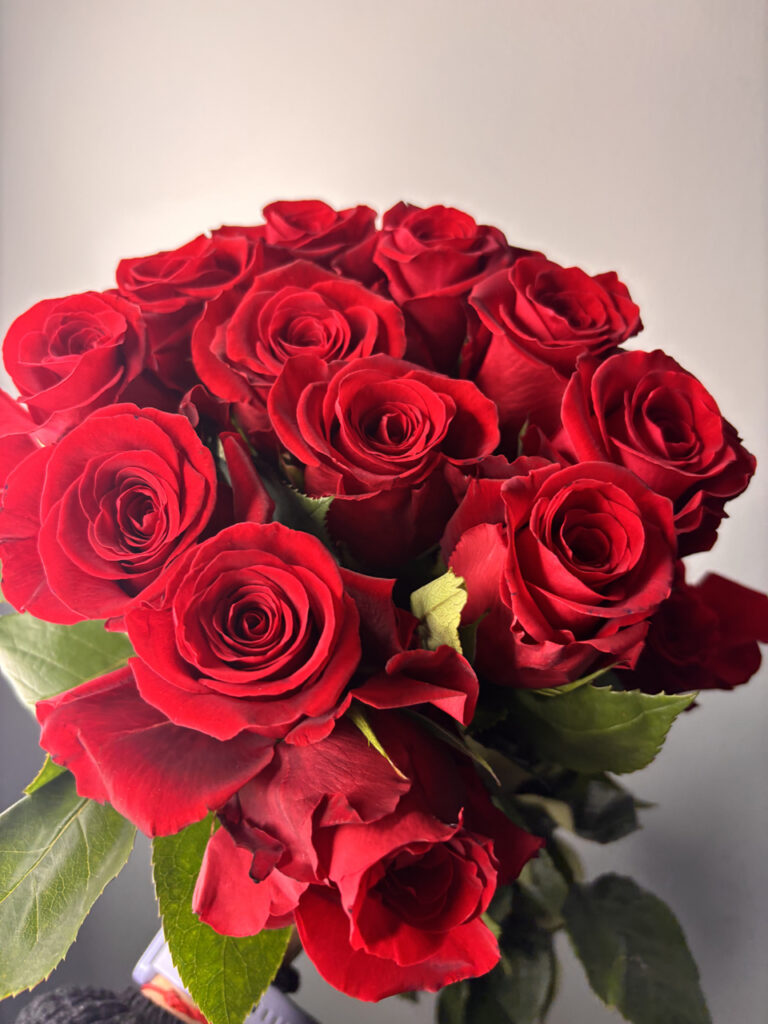 A practical guide to selecting rose substitutes by color, bloom form, stem length, availability, and buyer requirements before approving an order.